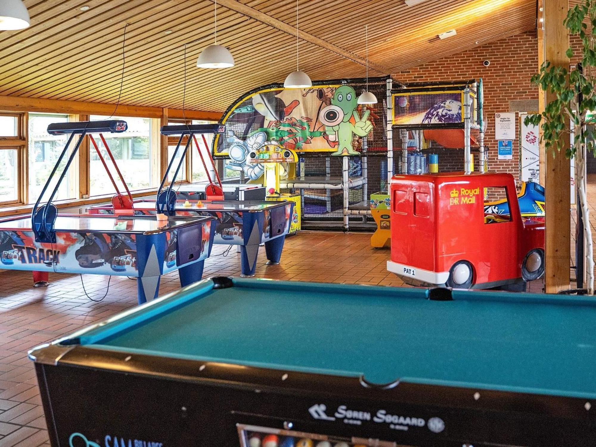 6 Person Holiday Home On A Holiday Park In Гилелай Екстериор снимка